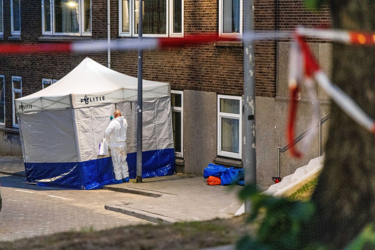 De politie en brandweer doen onderzoek voor het pand aan het Heiman Dullaertplein waar Fouad een 39-jarige vrouw en haar 14-jarige dochter zou hebben doodgeschoten. Hijzelf woont ook in het gebouw.