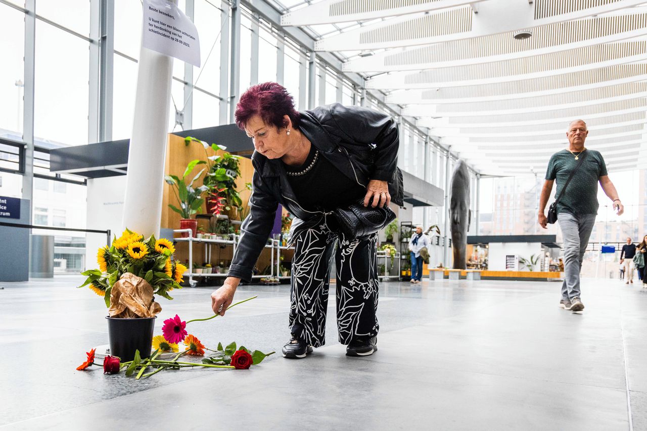 Bloemen in het Erasmus MC, waar Fouad L. een 43-jarige docent ombracht.