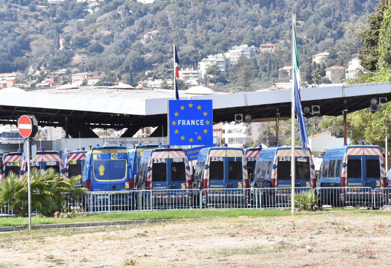 Een helikopter vloog dinsdagochtend over het gebied rondom grensstad Ventimiglia.