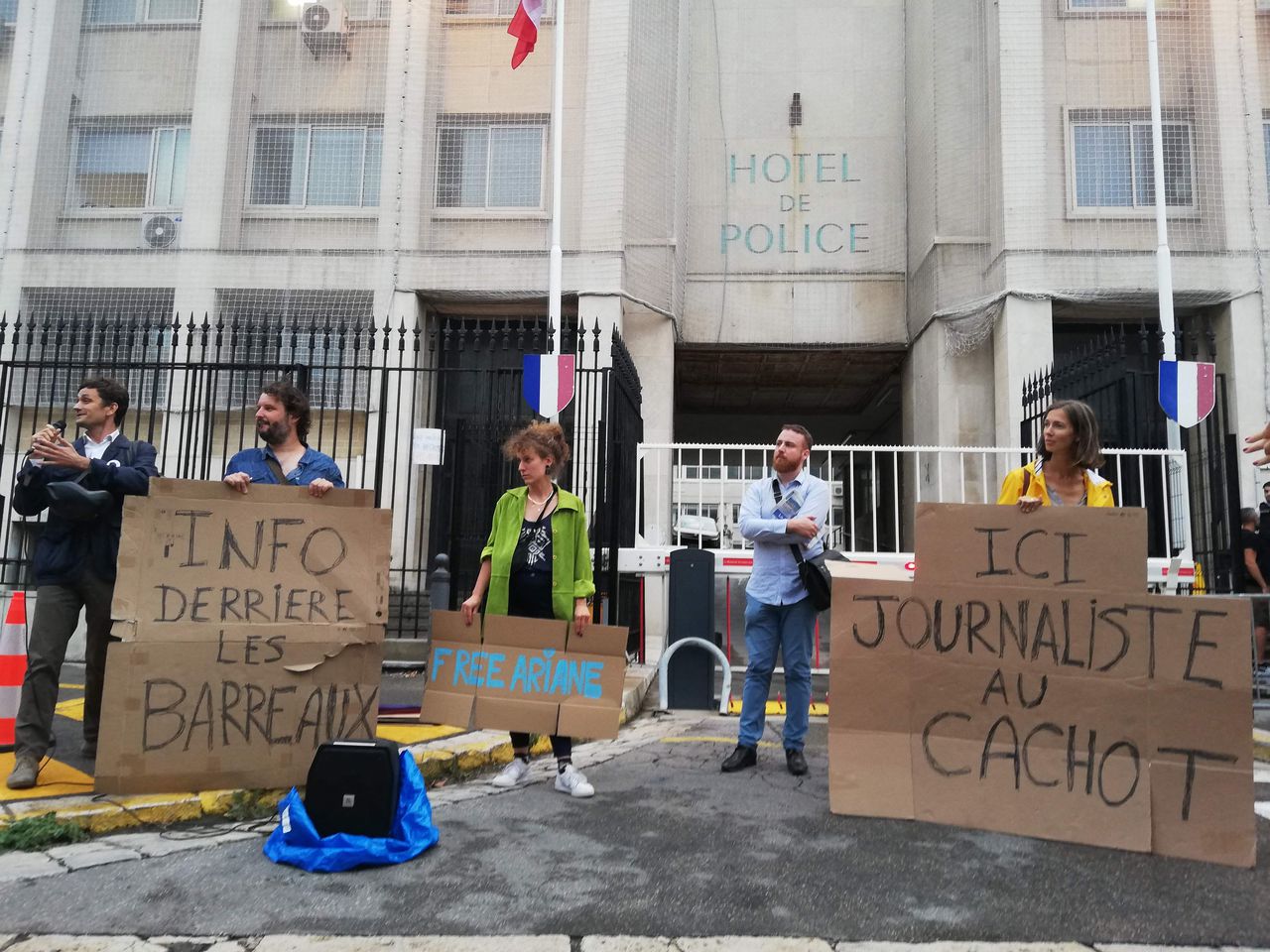 Demonstratie tegen de arrestatie van de Franse journalist Ariane Lavrilleux.