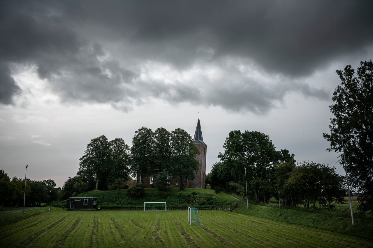 Het eeuwenoude monumentale kerkje in Eenum, Noord-Groningen, dat is gebouwd op een wierde.