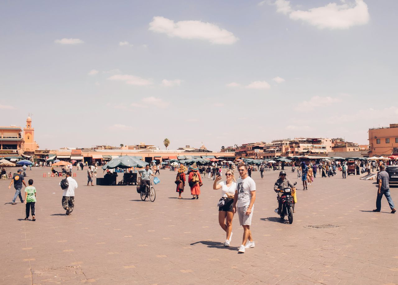 Ondanks de verwoestende aardbeving die Marokko dit weekend trof, zijn er nog toeristen op straat in Marrakech.