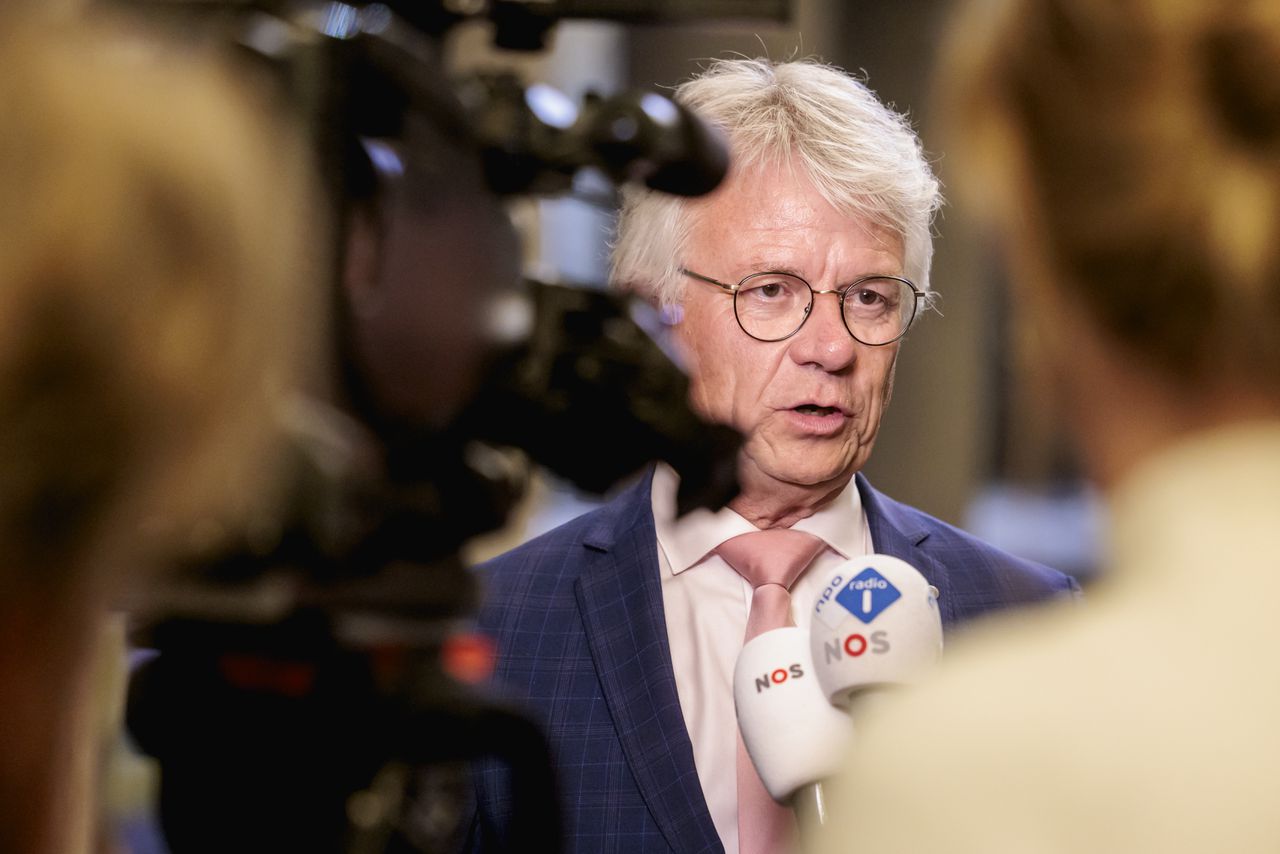 De Gelderse commissaris van de koning John Berends staat de pers te woord na een vergadering over de beschuldigingen tegen hem, op 18 september in Arnhem.