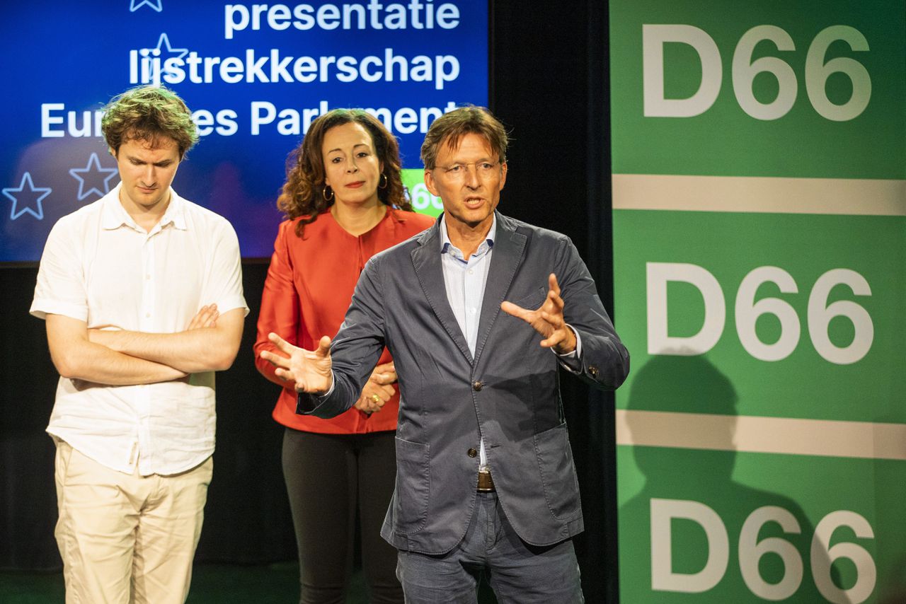 Gerben-Jan Gerbrandy (rechts) en Salima Belhaj (midden) tijdens de presentatie van de kandidaten voor het lijsttrekkerschap voor de Europese Parlementsverkiezingen.