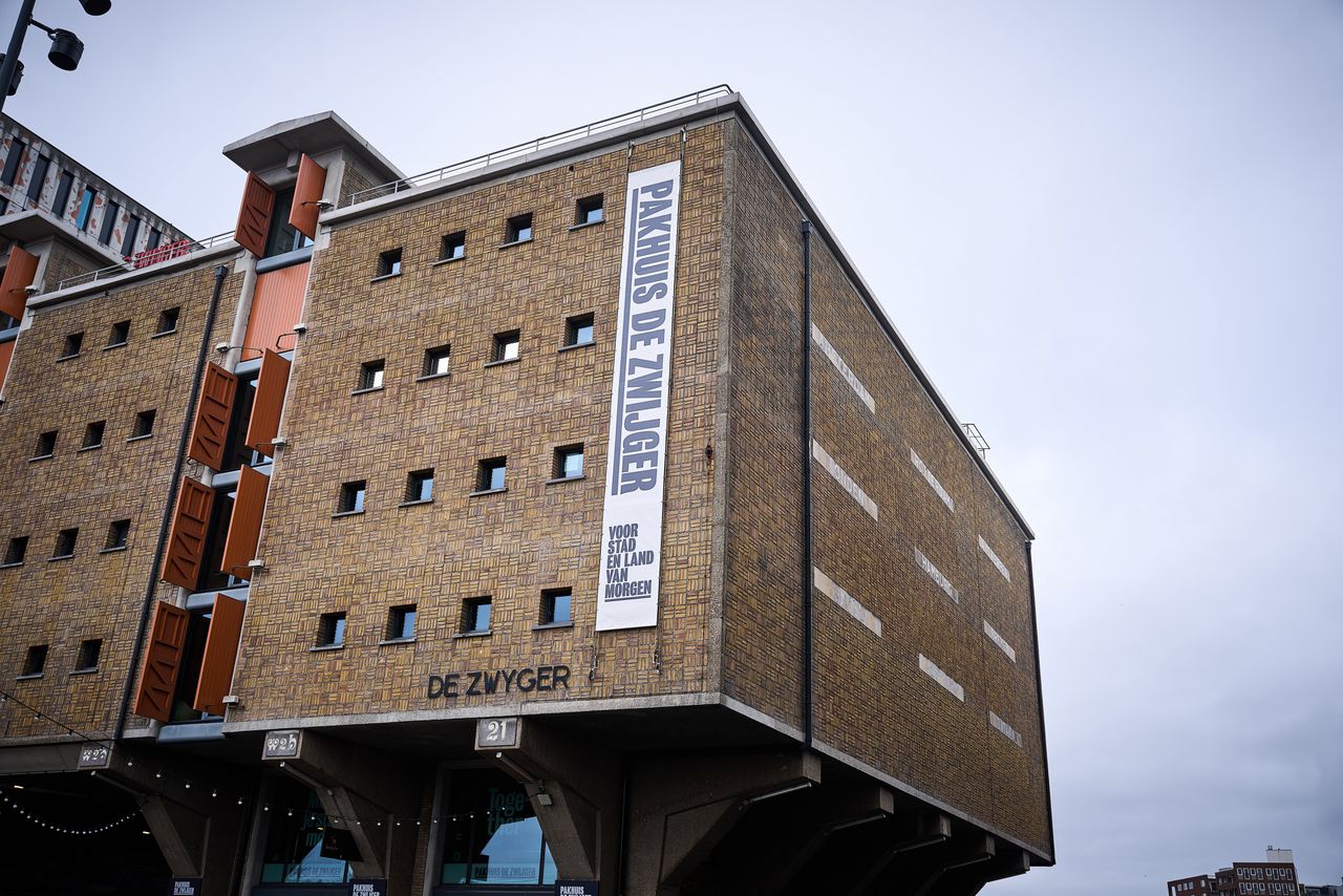 De teruggetreden directie van Pakhuis de Zwijger in Amsterdam keert voorlopig niet terug.