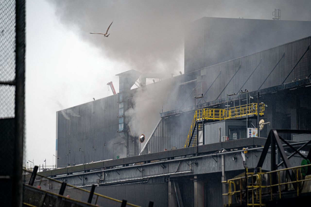 Donderdag kwam bij de brand veel rook vrij. Inmiddels zou de rook zijn afgenomen.