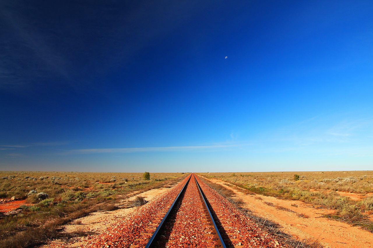 Spoorlijn in het binnenland van Australië, de ‘Outback’.