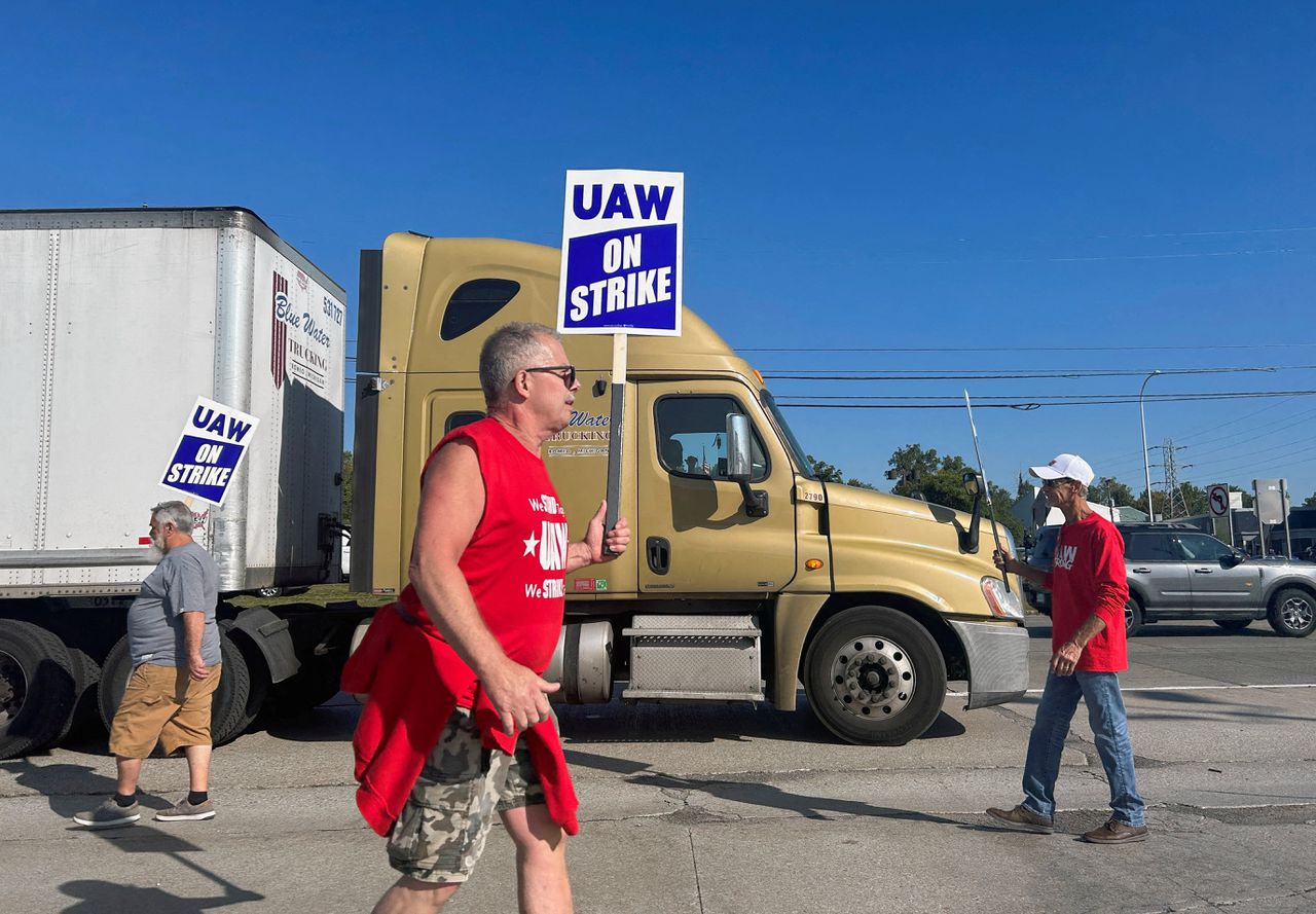 Vakbondsleden van de United Auto Workers (UAW) staken bij een fabriek van Ford bij Detroit in de staat Michigan.