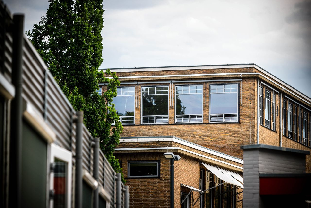 Het plafond van een wiskundelokaal van het Odulphuslyceum in Tilburg stortte eerder in. Foto Rob Engelaar/ANP