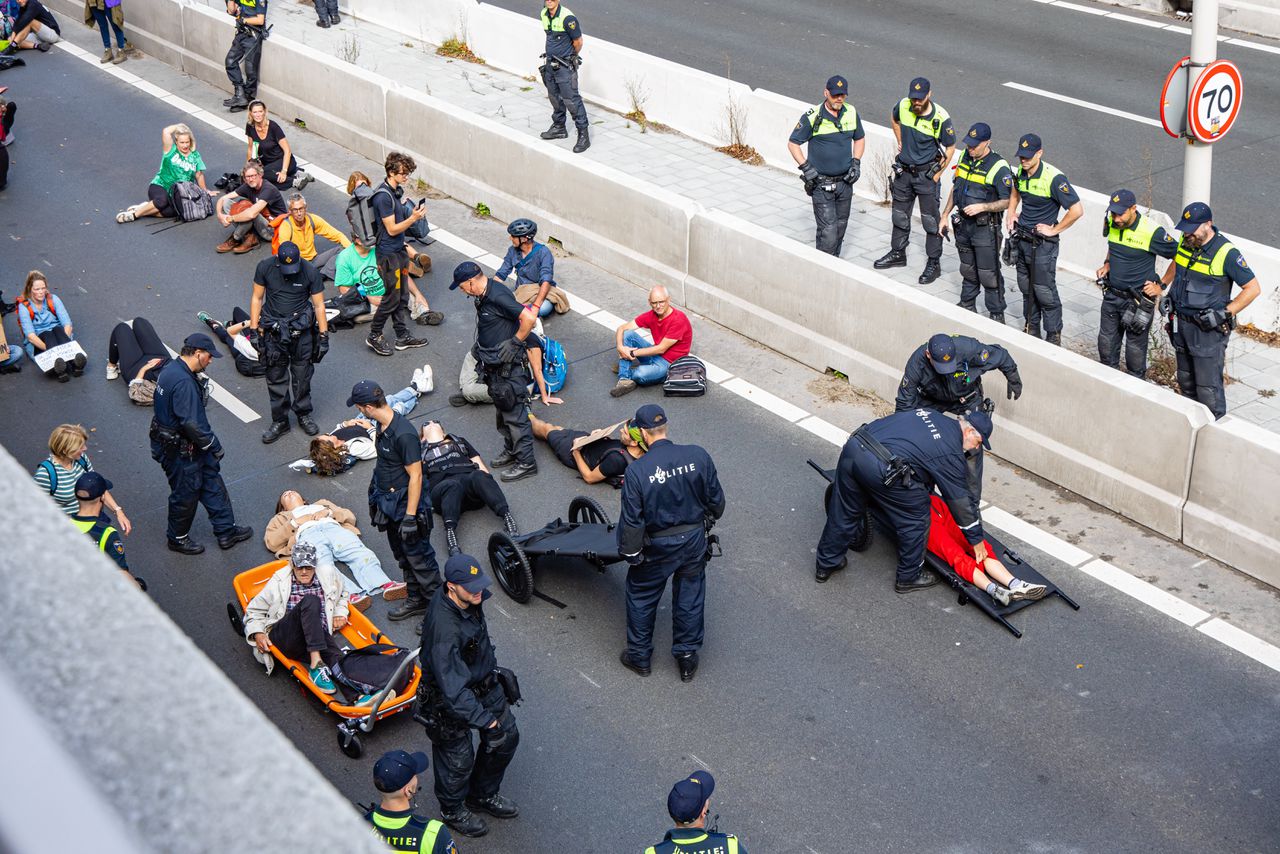 Uiteindelijk kon de politie de demonstranten op de A12 aanhouden.