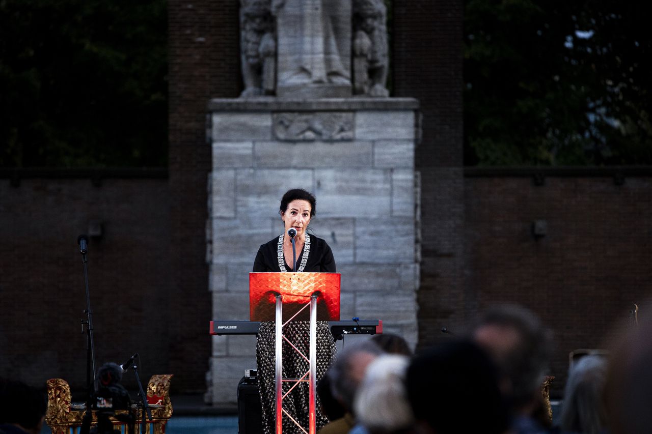 Burgermeester Femke Halsema tijdens een herdenking van het einde van de Tweede Wereldoorlog