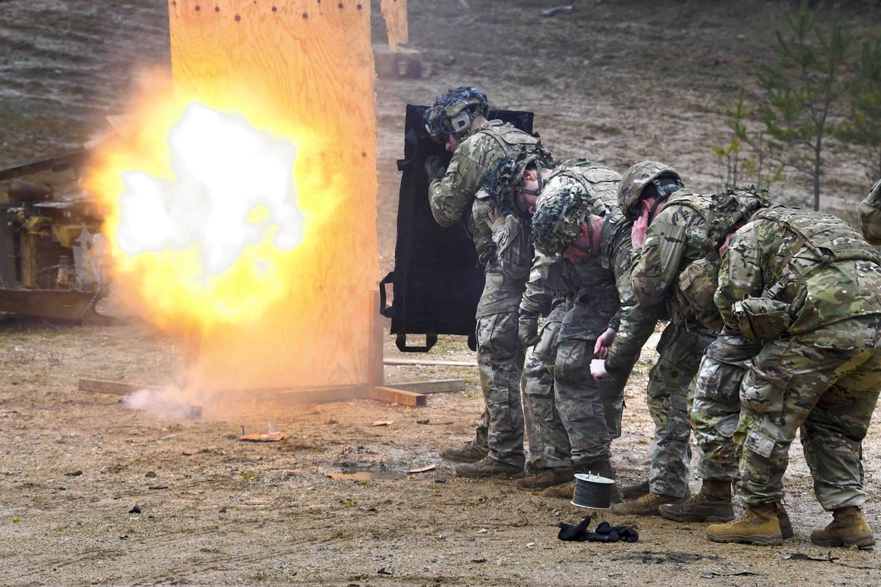 Amerikaanse militairen trainen in het Duitse Grafenwöhr op het zogeheten 'breachen', het opblazen van een deur of muur om de toegang tot een gebouw te forceren. Veelvuldige blootstelling aan de drukgolven van explosies kan leiden tot hersenschade, ook wel bekend als Traumatic Brain Injury.