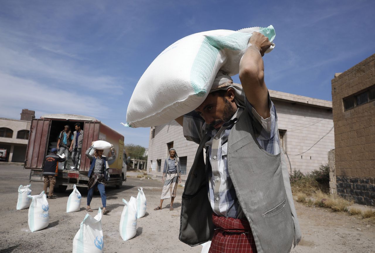 Hulpverleners bereiden voedselhulp voor in Sana’a, Jemen. Ruim 17 van de 30 miljoen inwoners van Jemen zijn aangewezen op humanitaire hulp.