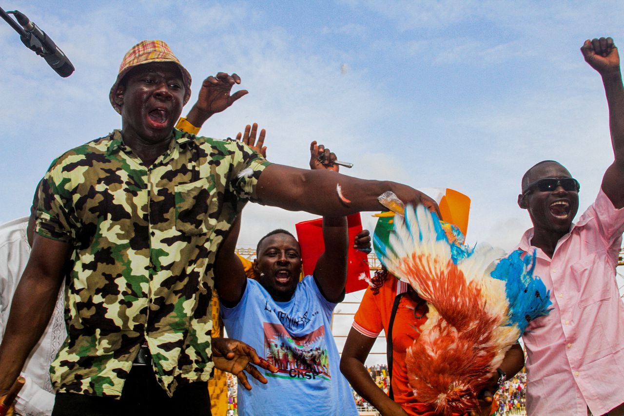 Een voorstander van de coup in Niger met een ‘Frans’ geverfde haan, begin augustus.