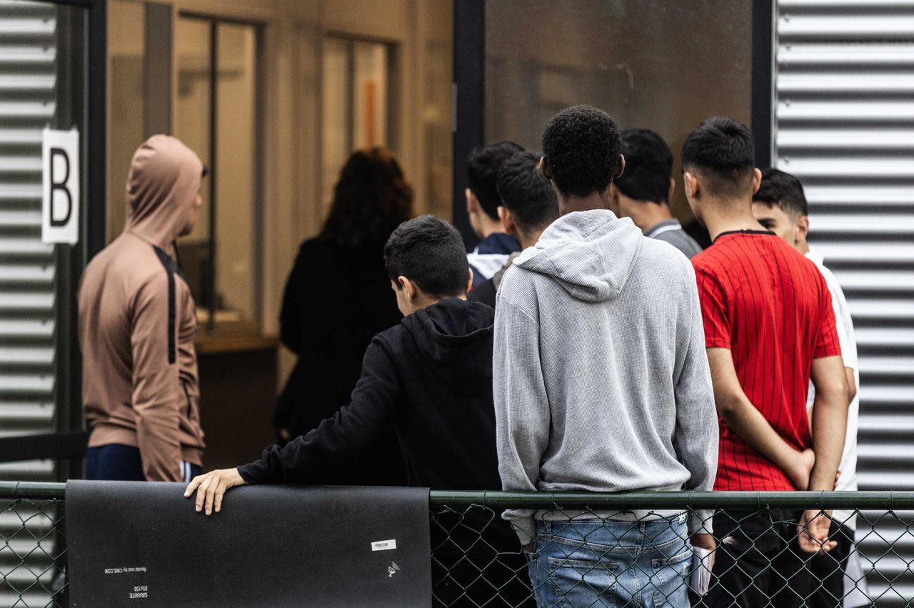 Jonge asielzoekers melden zich, vorige maand, bij het aanmeldcentrum van IND in Ter Apel.