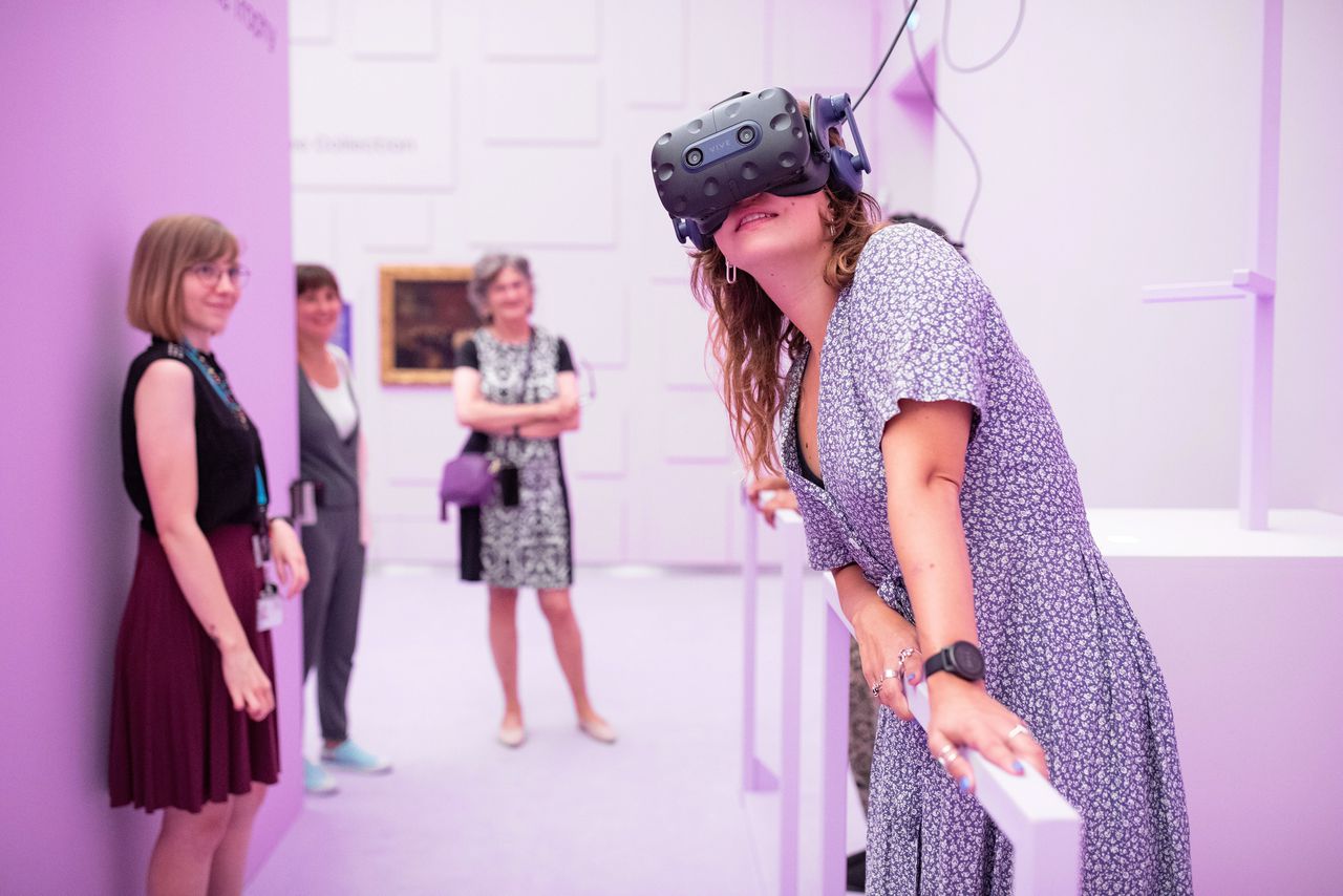 Op de tentoonstelling Roofkunst – 10 verhalen in het Mauritshuis kunnen bezoekers met een VR-bril de geschiedenis van roof van kunstwerken bekijken en ondergaan.