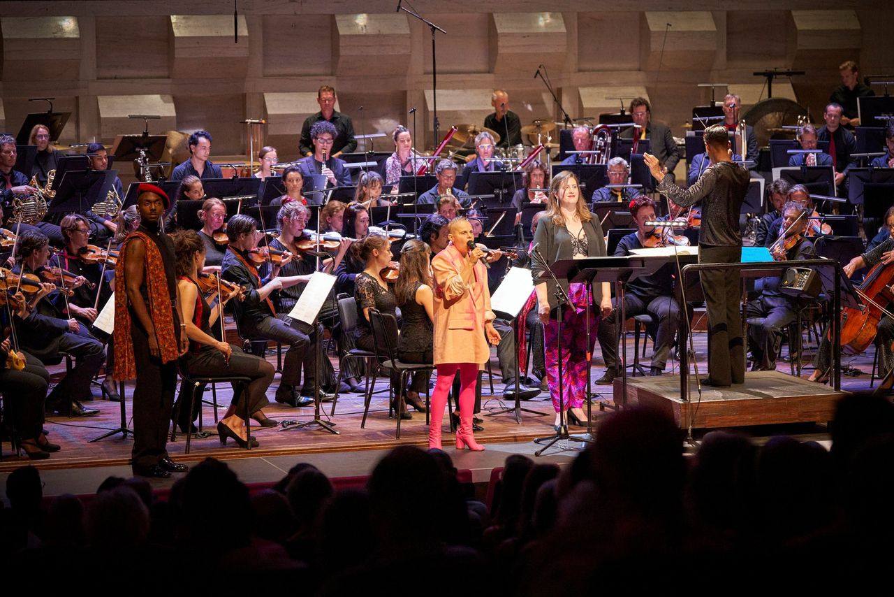 Het concert Someday we’ll find us. V.l.n.r. Cameron Bernard Jones, Diamanda La Berge Dramm en Katharine Dain, met dirigent Manoj Kamps voor het Rotterdams Philharmonisch Orkest.