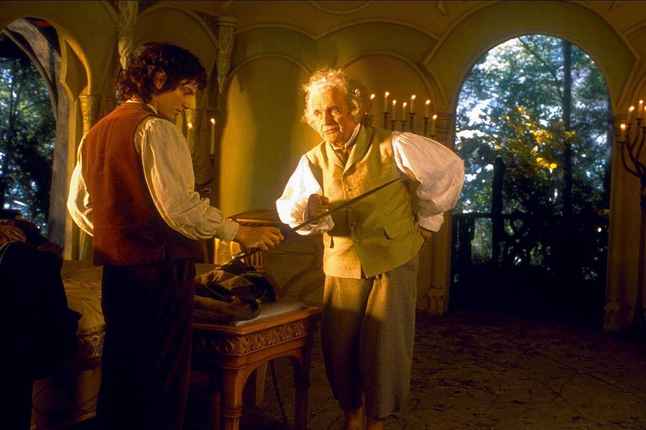 Elijah Wood en Ian Holm (vlnr) als de hobbits Frodo en Bilbo in de film ‘The Lord Of The Rings: The Fellowship Of The Ring’ uit 2001 van regisseur Peter Jackson.