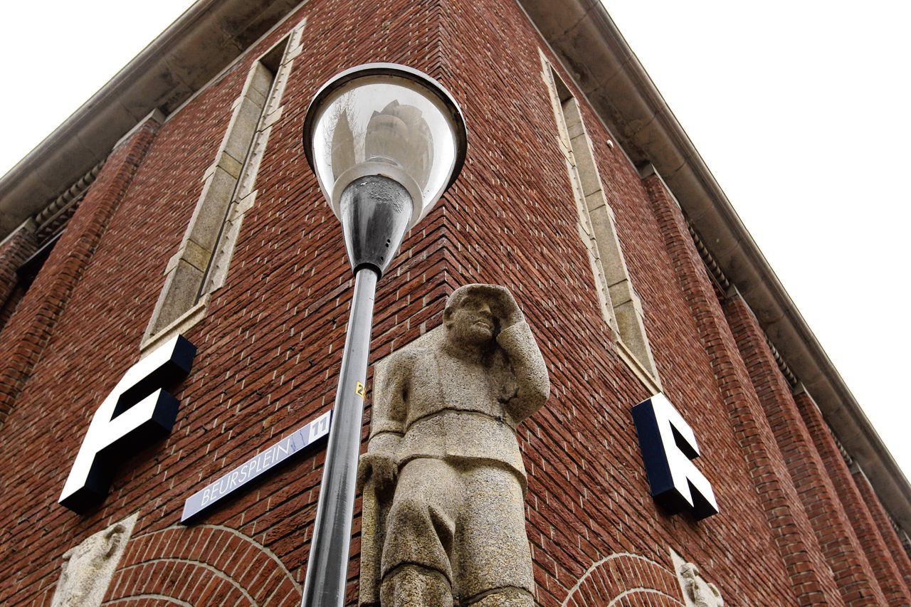 Het exterieur van het voormalige hoofdkantoor van Friesland Bank in Leeuwarden.