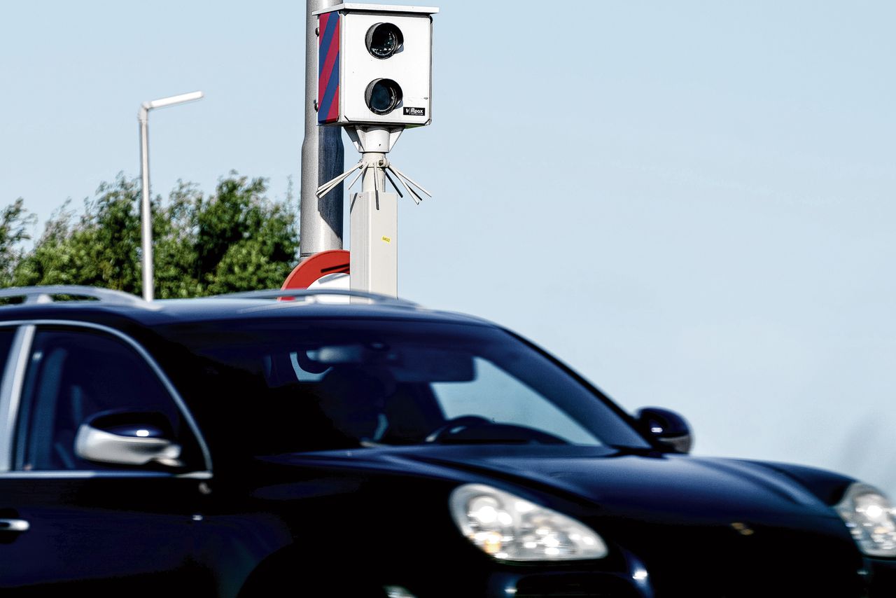 Een Porsche wordt geflitst langs de provinciale weg N201.