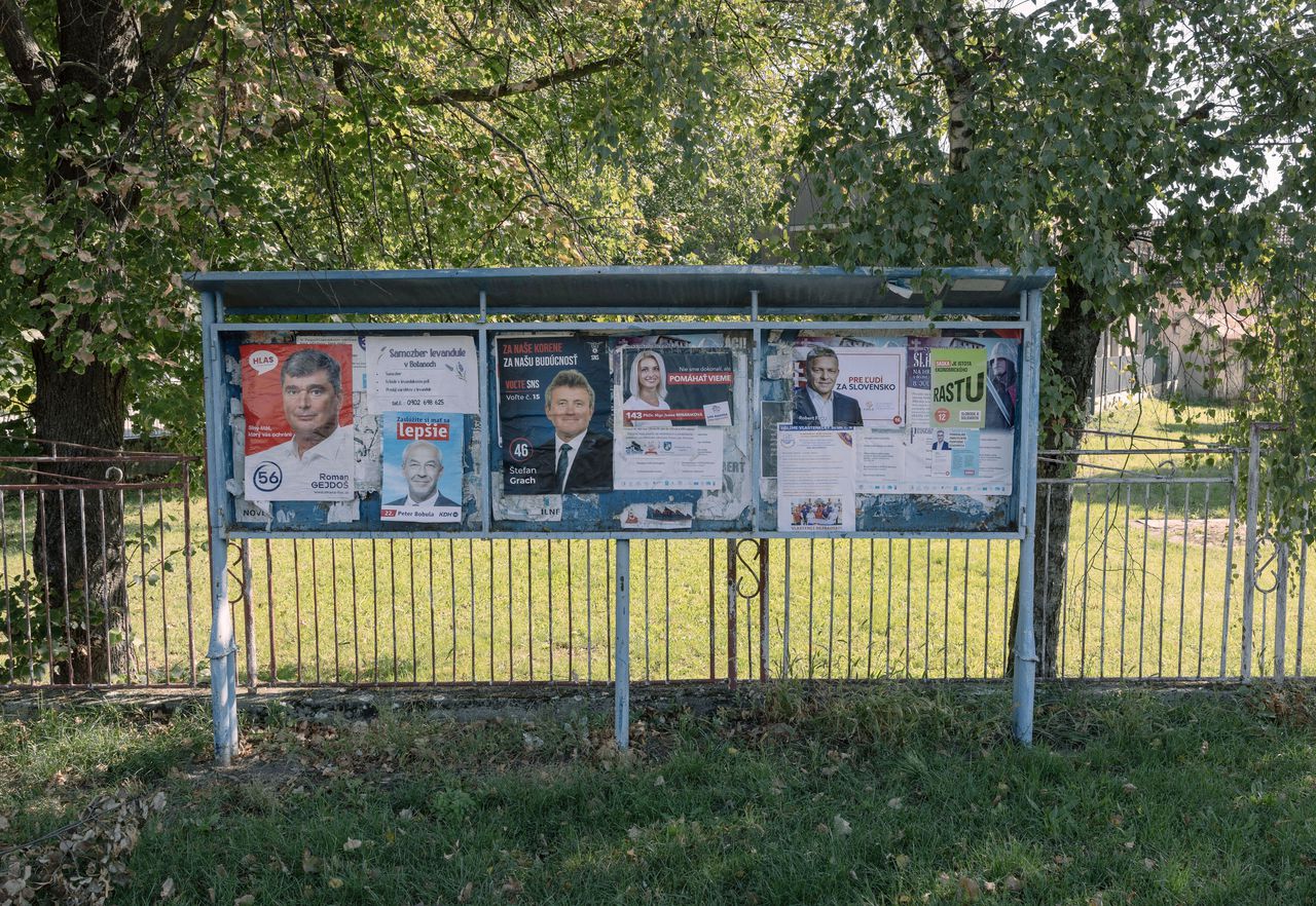 De verkiezingsposter van oud-premier Robert Fico leest "Voor de mensen, voor Slowakije".