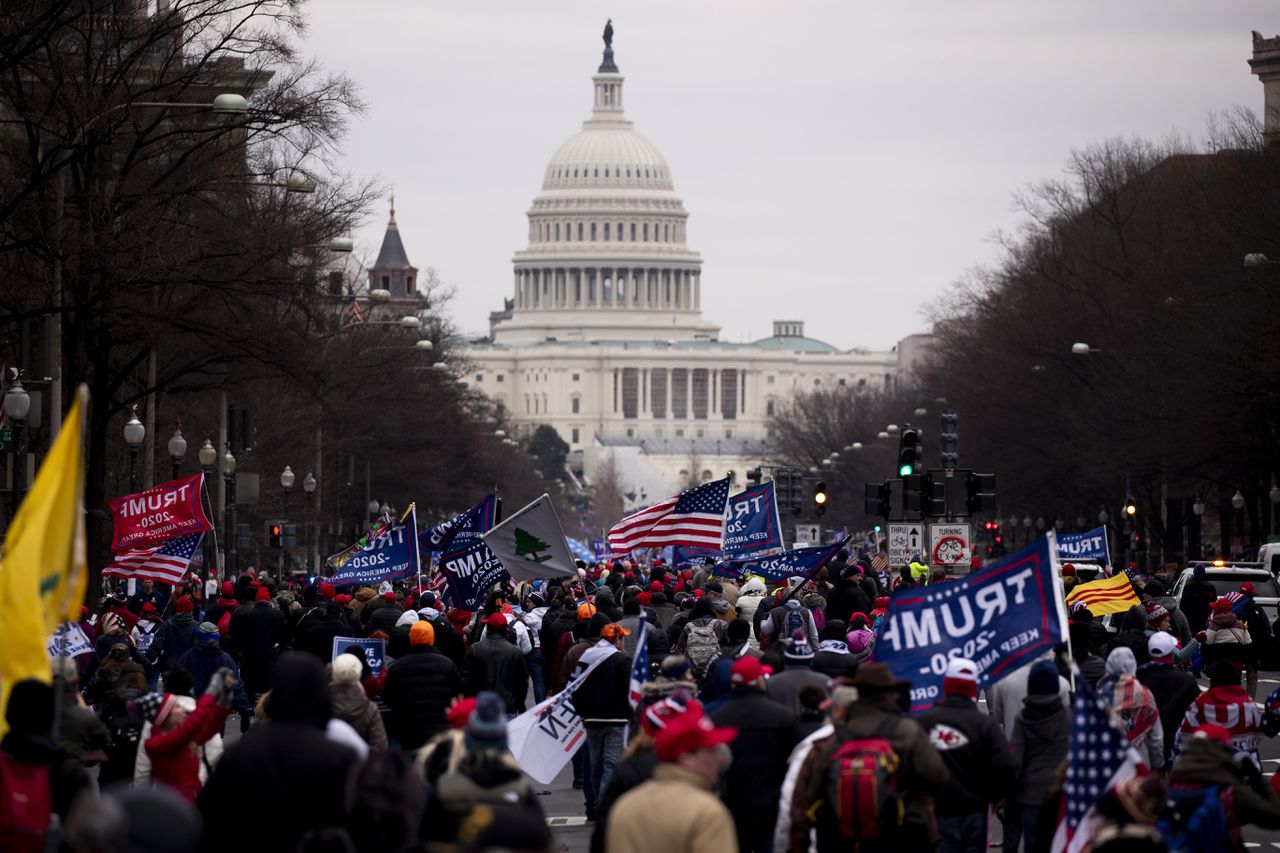 Pro-Trump aanhangers onderweg naar het Capitool op 6 januari 2021.