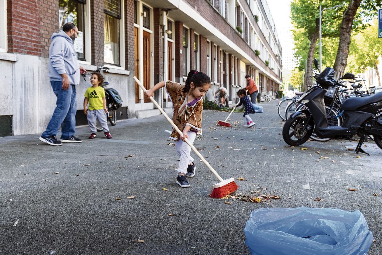 Bewoners van de Mathenesserweg in Rotterdam-West Delfshaven maken hun straat schoon. Ze zijn zwerfvuil aan het opruimen in het kader van ‘Team Clean Up. Samen houden we de straat schoon’.