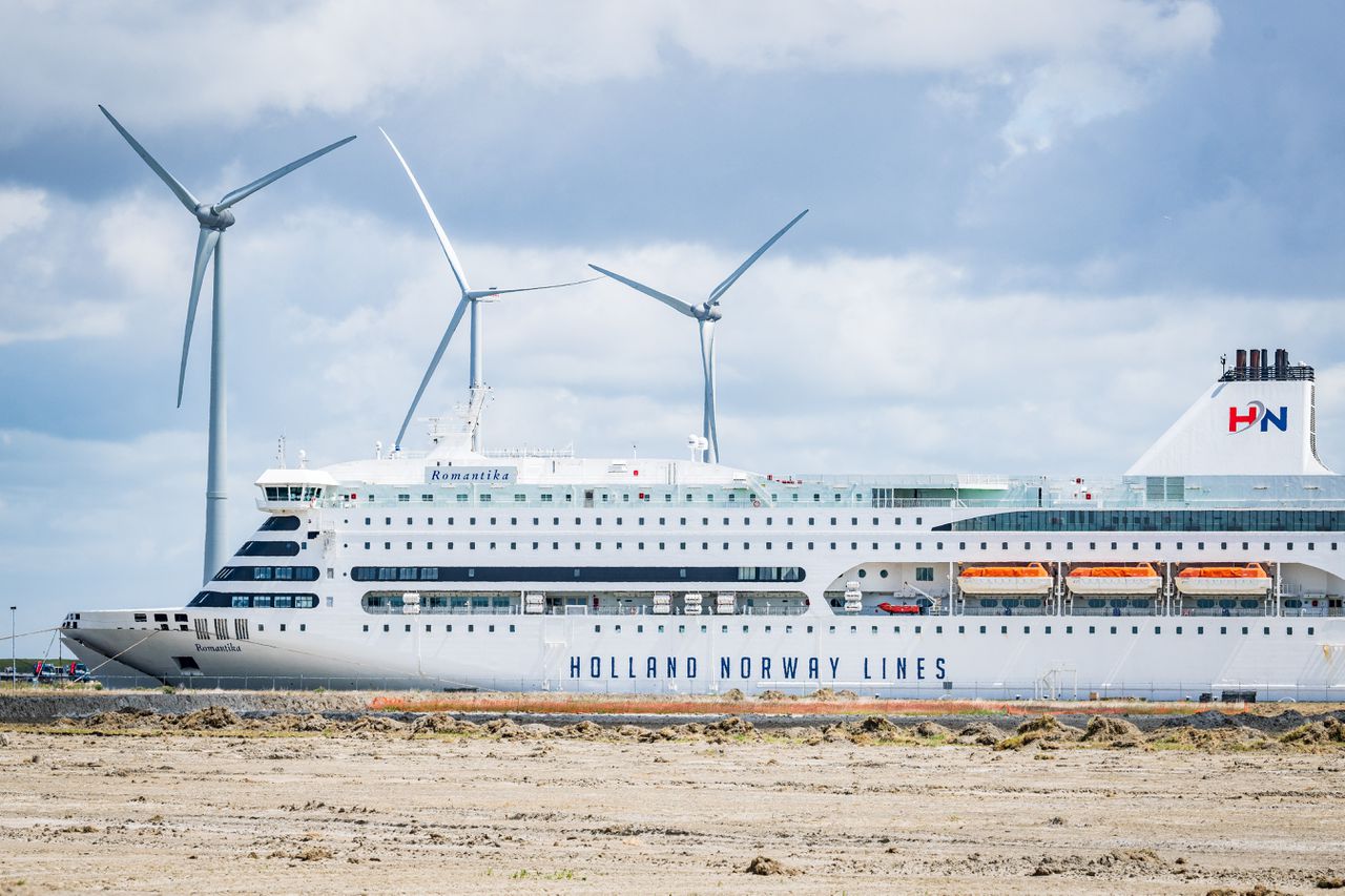 De veerboot MS Romantika van de Holland Norway Line in de Eemshaven.