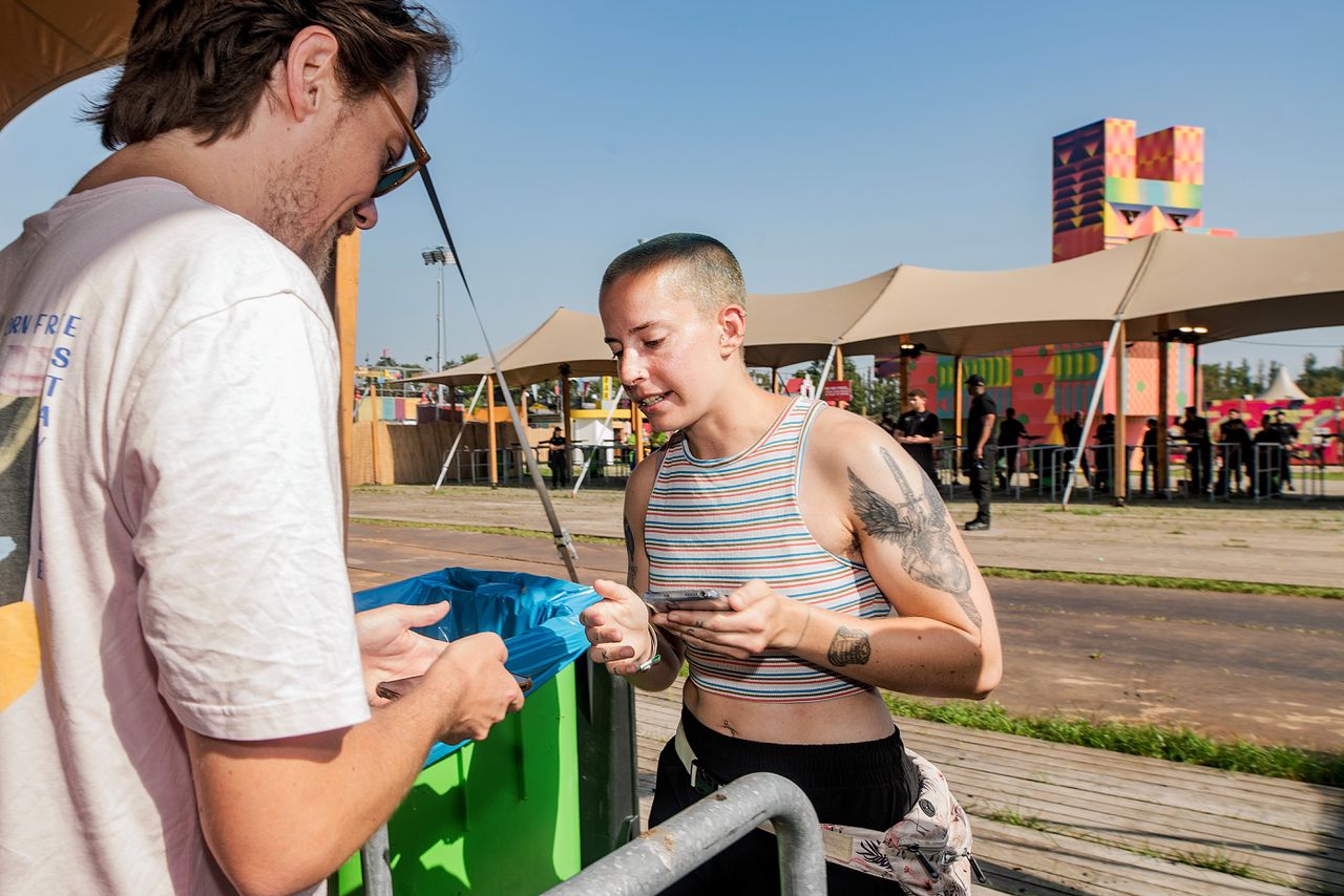 Bij de ingang van Utrechts festival Smeerboel worden de tickets gescand. Het festival kwam in opspraak door verwijzingen naar drugsgebruik in de pr.