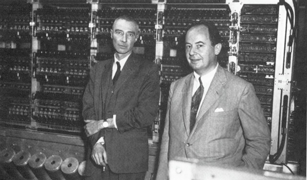 John von Neumann (r) met Robert Oppenheimer