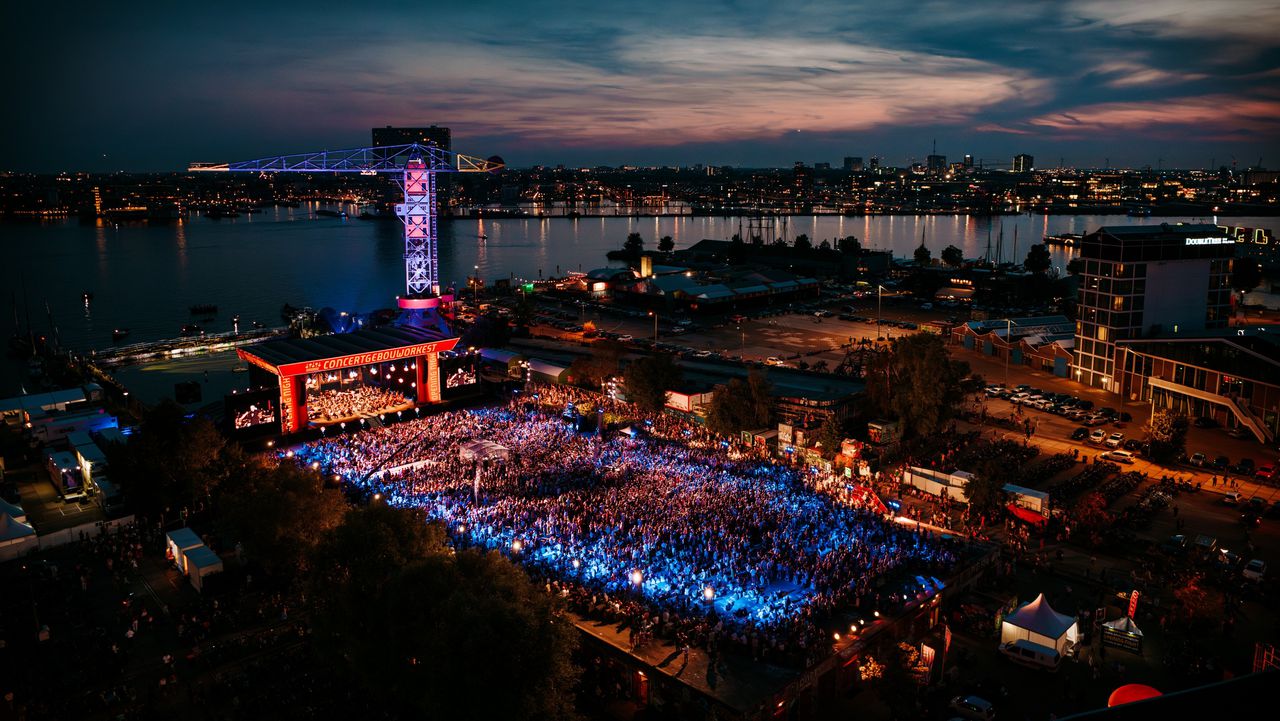 Dronebeeld van de Opening Night van het Concertgebouworkest op de Y-helling van het NDSM terrein in Amsterdam.