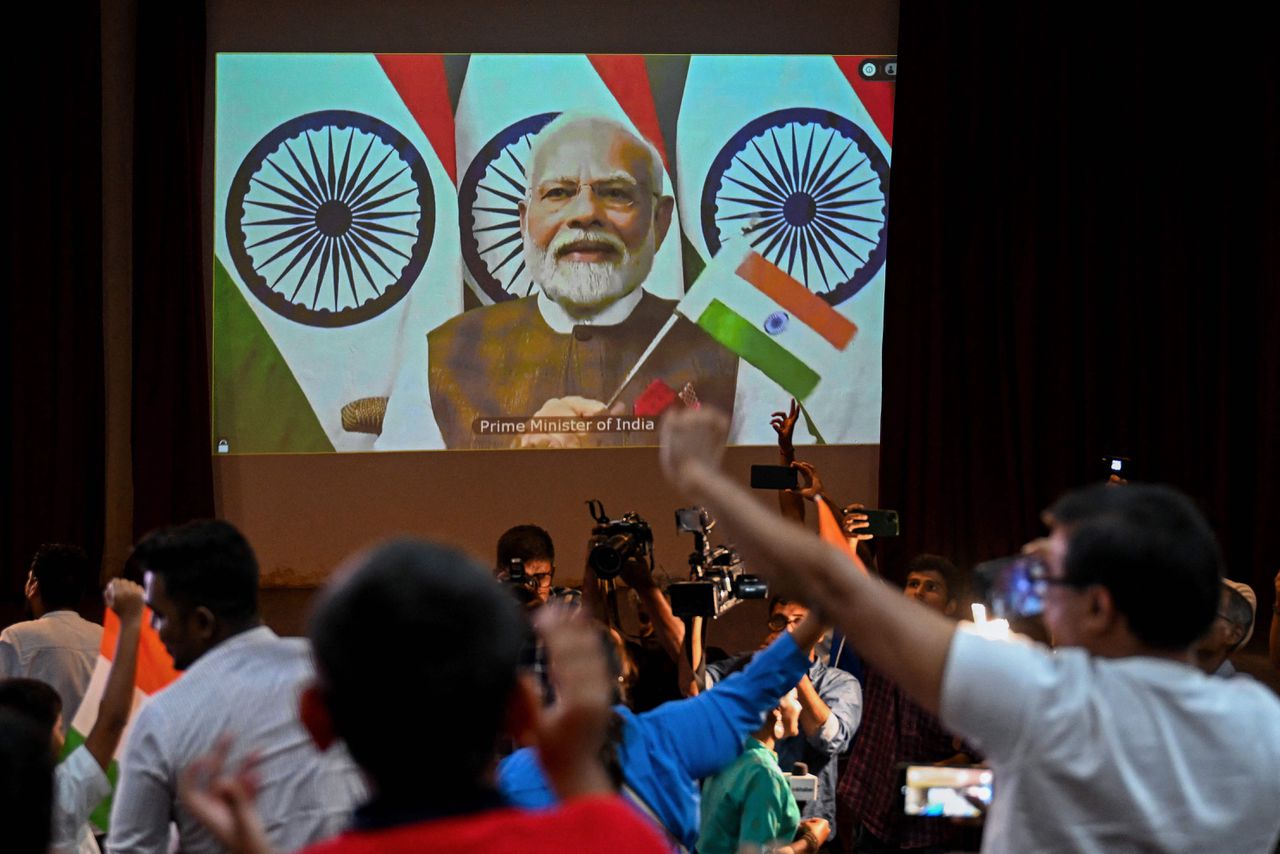 Premier Narendra Modi van India keek tijdens de BRICS-top in Zuid-Afrika in augustus via een livestream mee naar de succesvolle onbemande maanmissie. Dit weekend ontvangt hij in New Delhi de leiders van de G20.