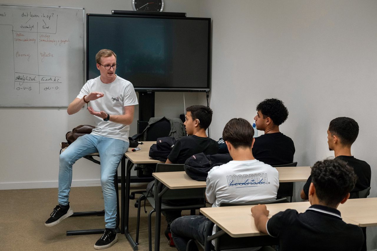 Docent Kevin Reuter geeft les aan de hand van de lesbrief van Karim Amghar.