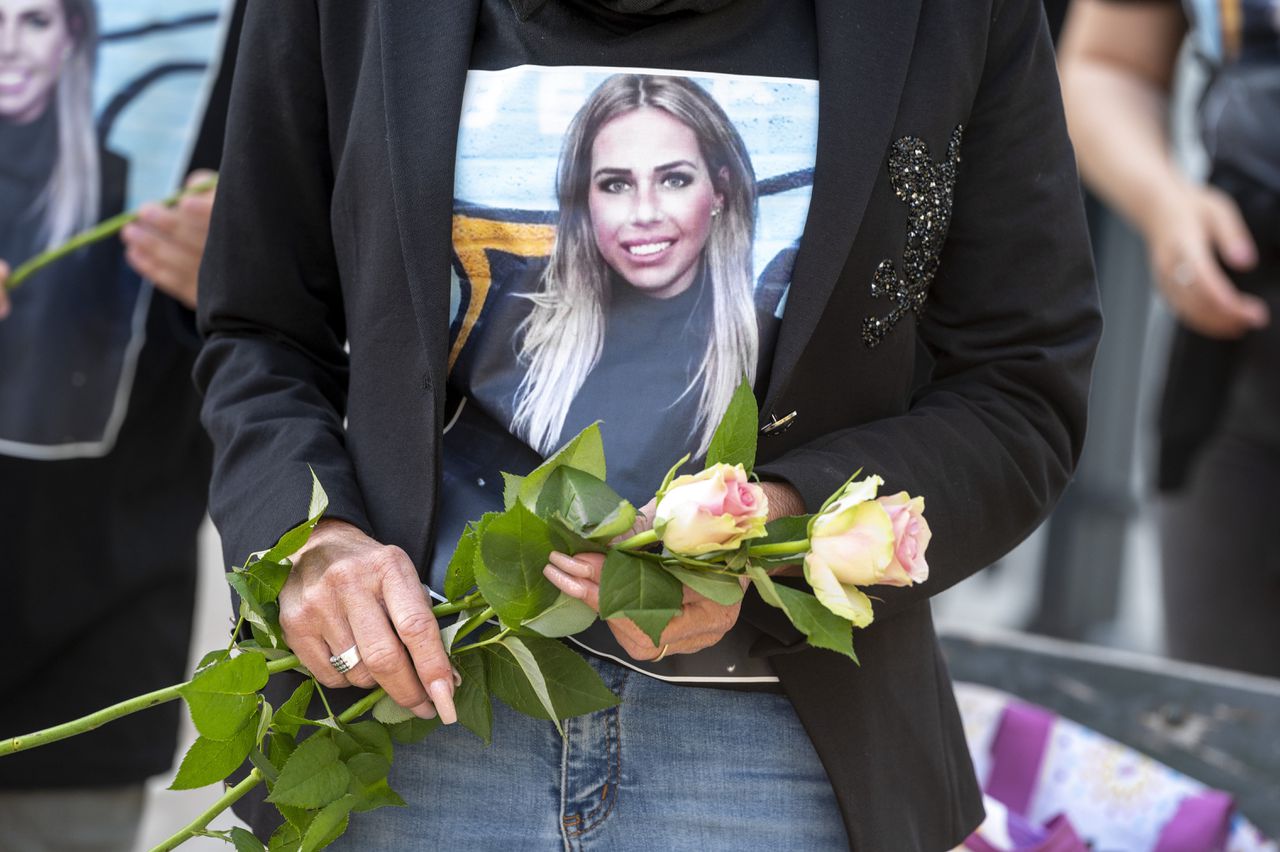 Vrienden en buurtbewoners houden een stille tocht voor Ayla Mintjes, zij werd doodgeschoten bij haar huis in de Amsterdamse Maassluisstraat.