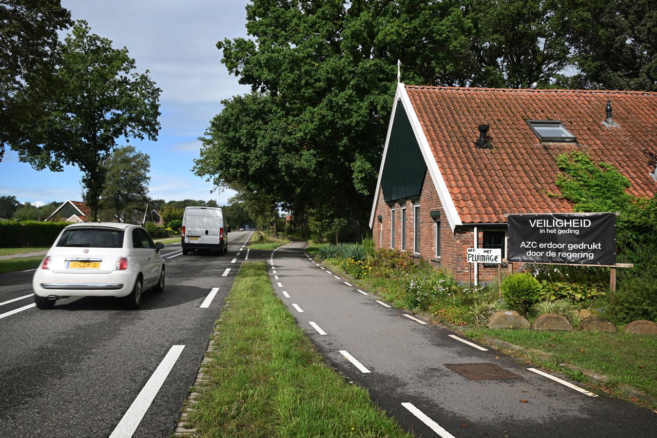 Een jaar nadat het COA een hotel in Albergen kocht om er een azc te vestigen, staan er nog protestborden in het dorp.