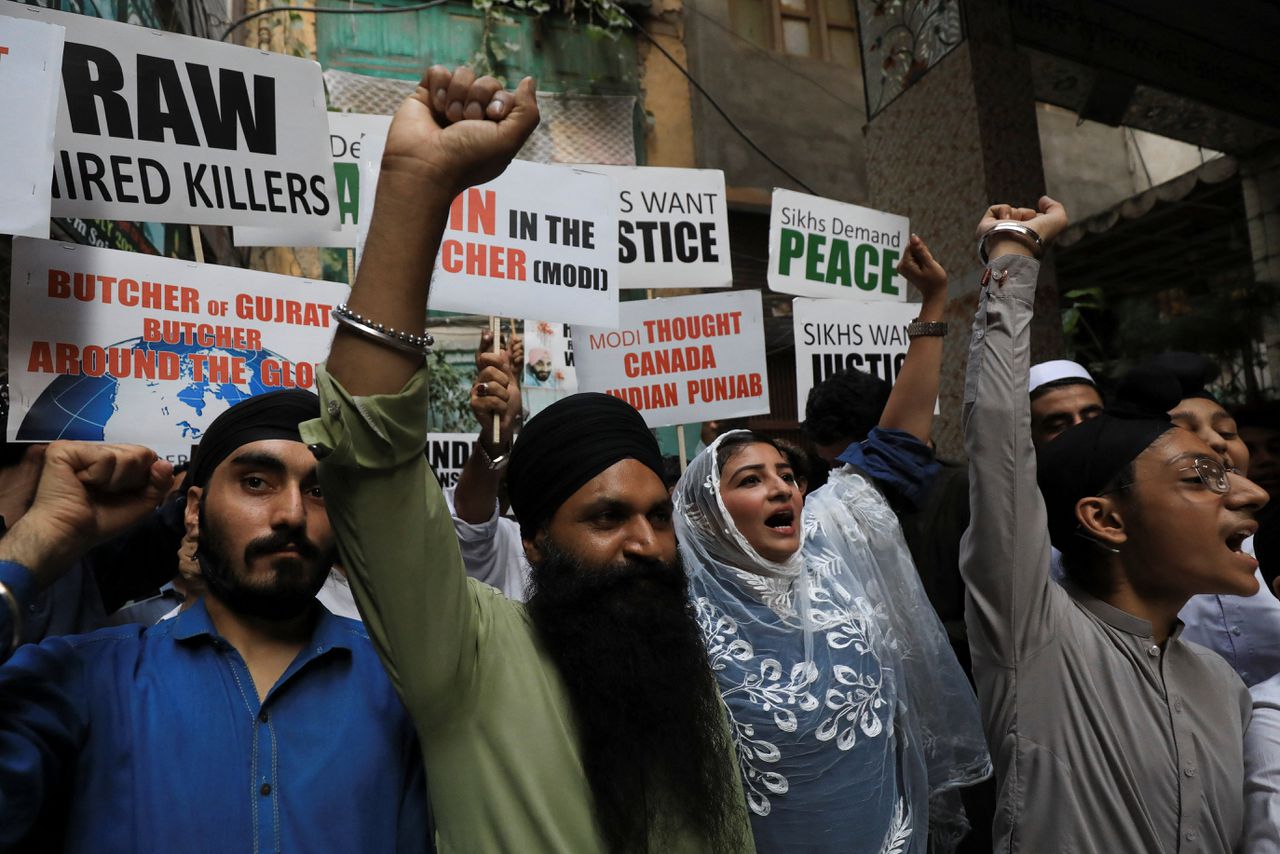 Leden van de Pakistaanse sikh-gemeenschap gaan de straat op om te protesteren tegen de moord op sikh-leider Hardeep Singh Nijjar in Canada.