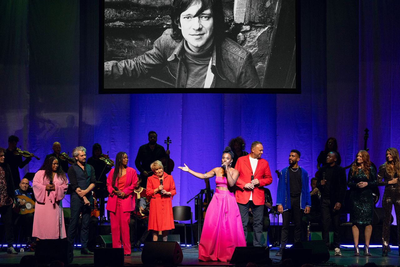 Hommage Ramses Shaffy in Carré Amsterdam, met onder anderen Joy Wielkens.