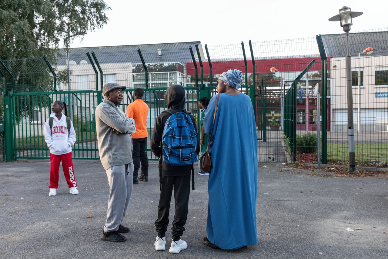 Coumba Moussa, in de felblauwe abaya, brengt haar zoon Souleymane af bij school in Creil. Leerlingen mogen het soepelvallende gewaad niet meer aan op school. Foto Jeanne Frank/Divergence