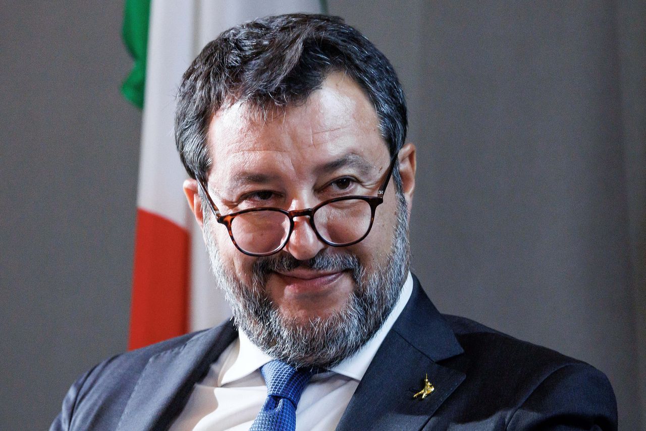 De Italiaanse vicepremier Matteo Salvini van de radicaal-rechtse Lega probeert de controversiële generaal Roberto Vannacci het hof te maken.