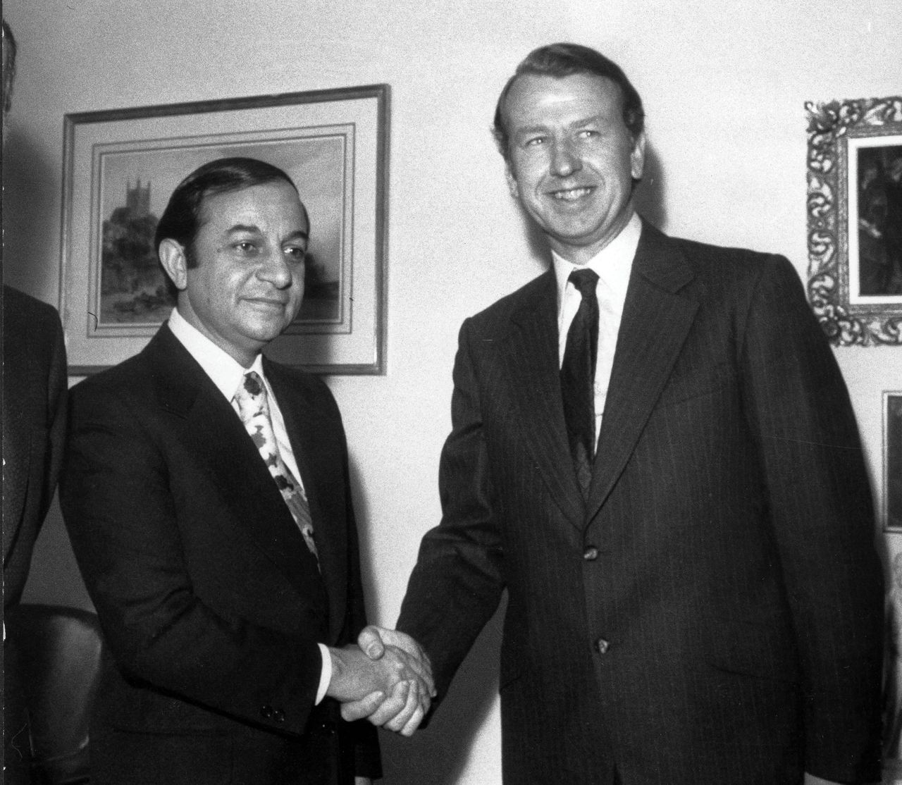 Hushang Ansary (L) was minister van Financiën van Iran van 1974 tot 1977.