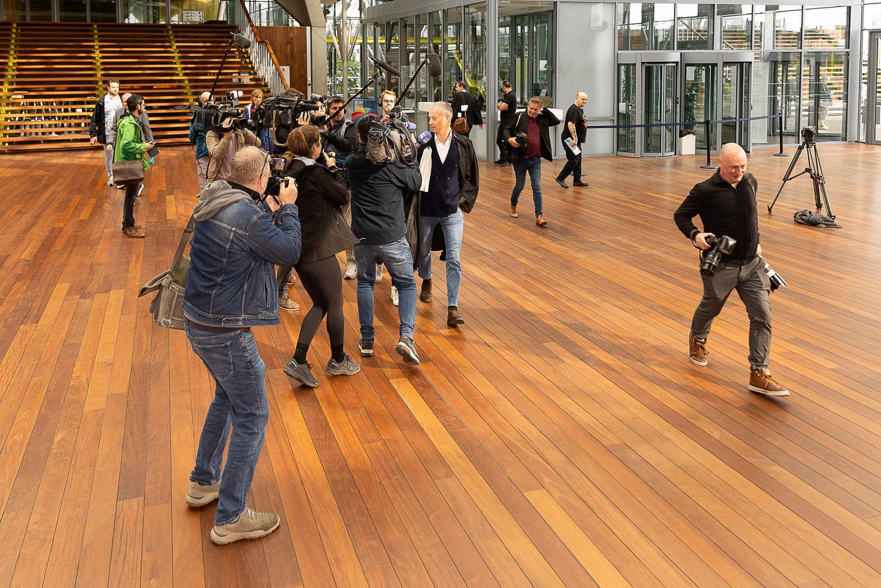 De advocaat van radiomaker Sven Pichal, Walter Damen, wordt gefotografeerd en ondervraagd door de pers bij een zitting in Antwerpen.