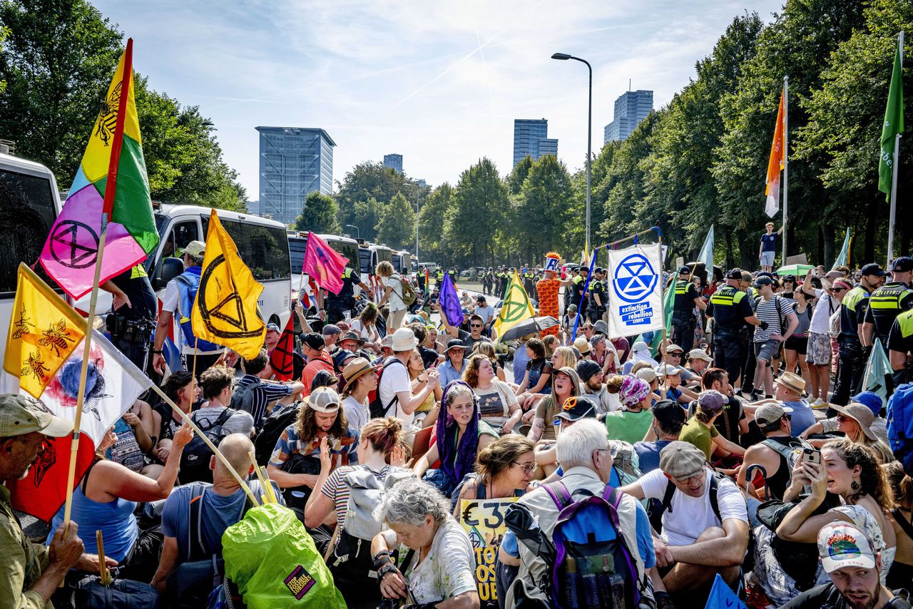 Klimaatactivisten zondag op de A12. Na de arrestatie van minderjarigen werd melding gemaakt bij Veilig Thuis.