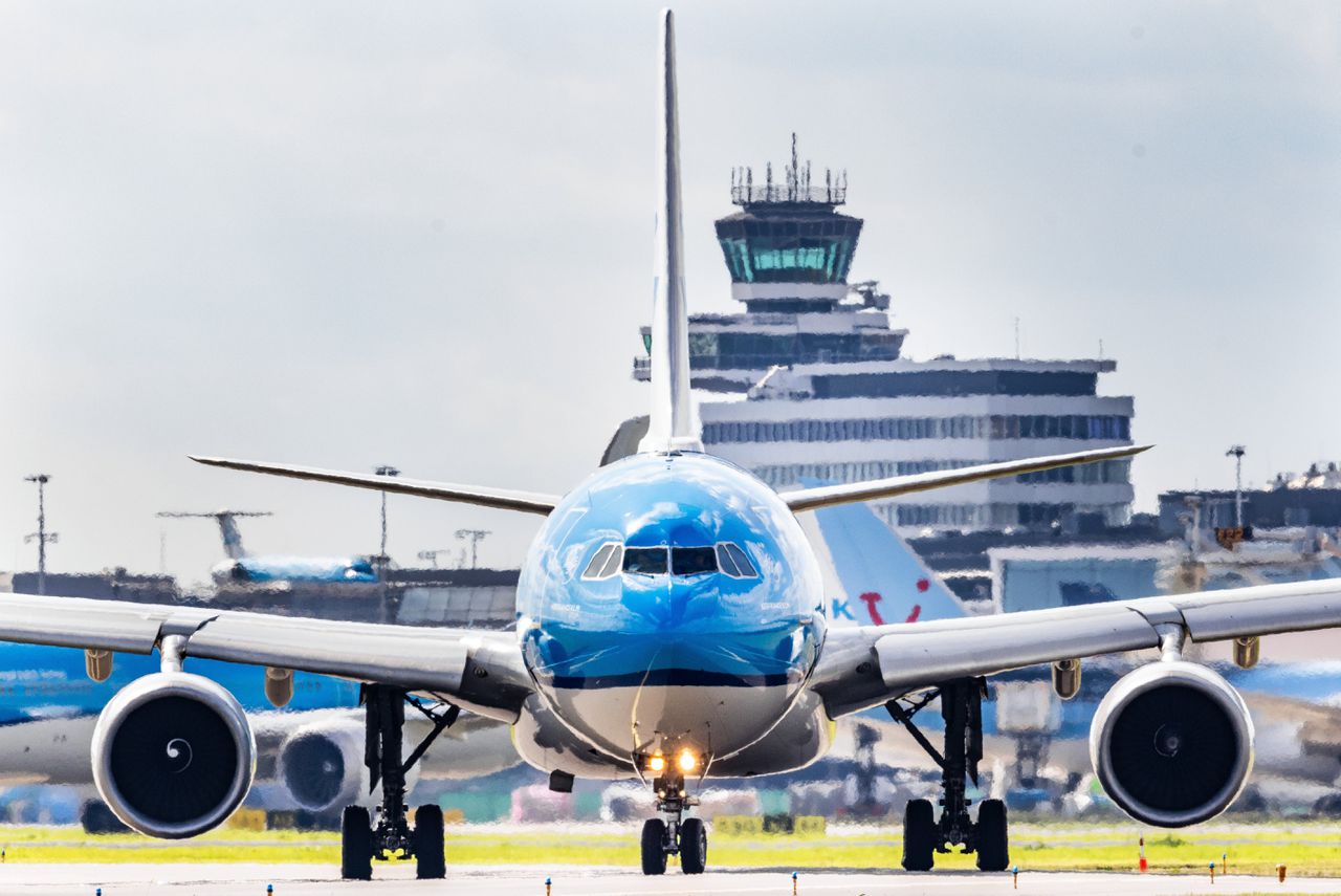 De piloten van KLM dreigen met hardere acties als de luchtvaartmaatschappij niet snel met een beter voorstel komt.