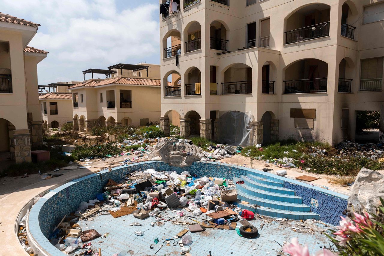 Een appartementencomplex waar asielzoekers wonen in Chloraka, Cyprus. Het is voor migranten moeilijk elders woonruimte te vinden.