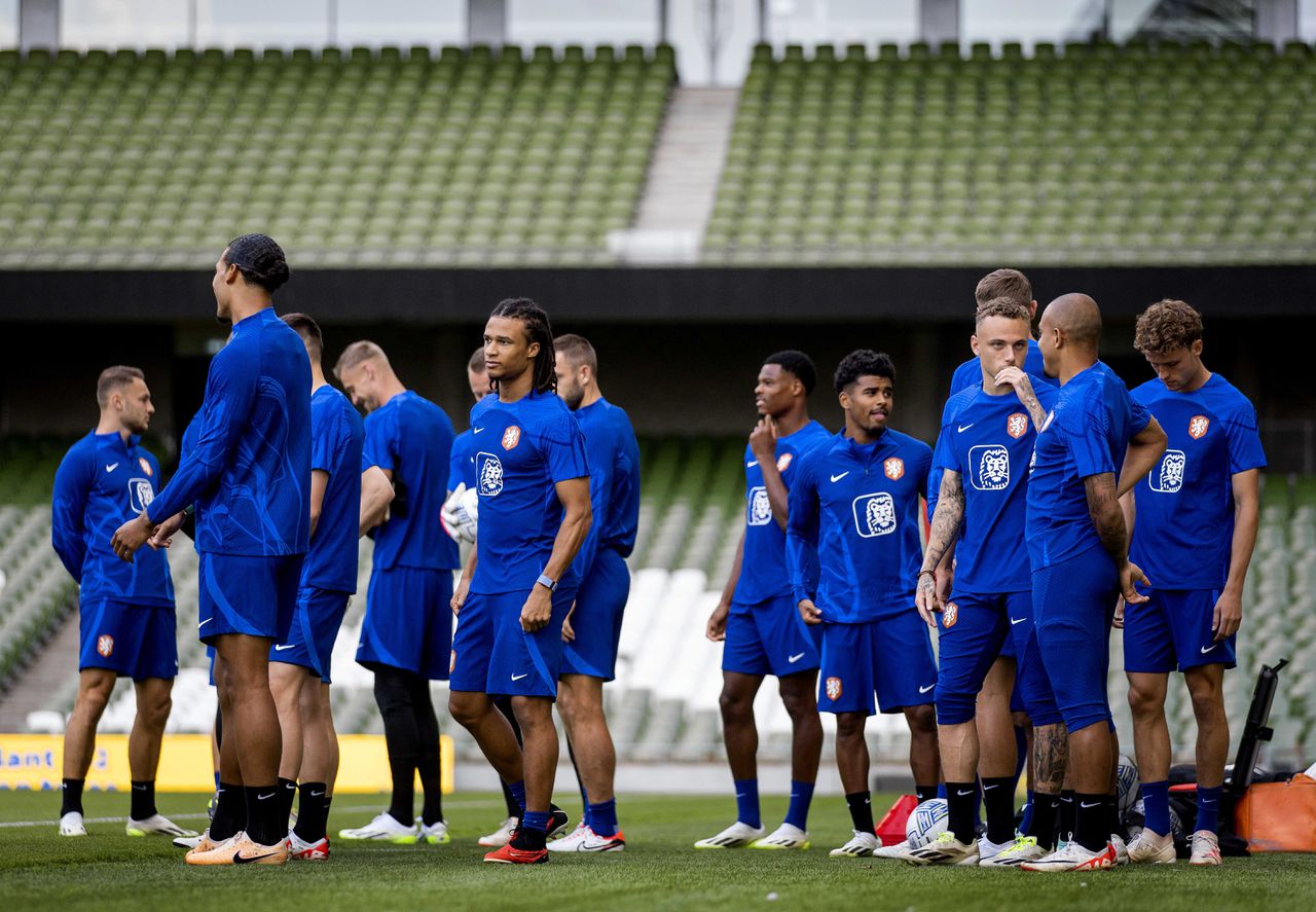 Spelers van het Nederlands elftal in aanloop naar de gewonnen wedstrijd (2-1) tegen Ierland.