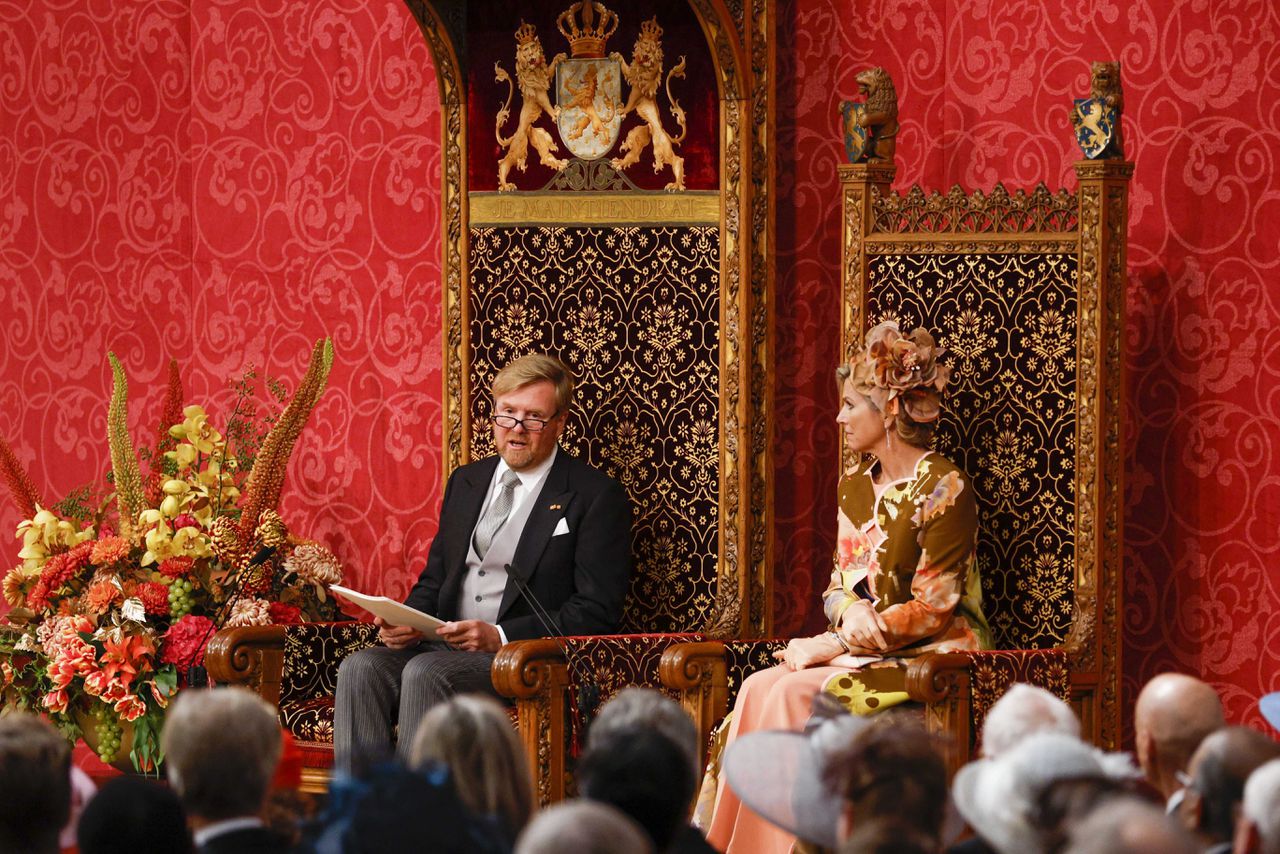 Koning Willem-Alexander leest met naast hem koningin Maxima de Troonrede voor aan leden van de Eerste en Tweede Kamer.