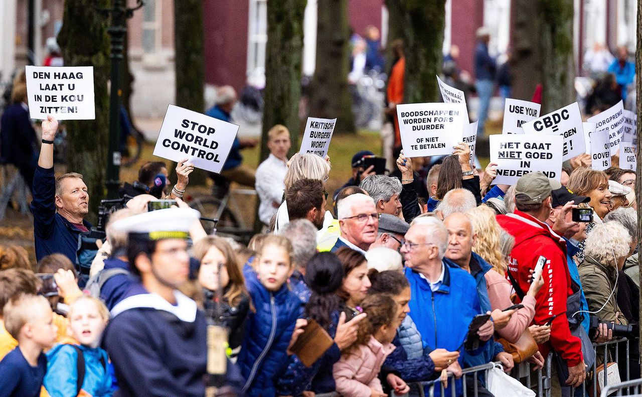 Demonstranten langs de route op de Glazen Koets voor Prinsjesdag.