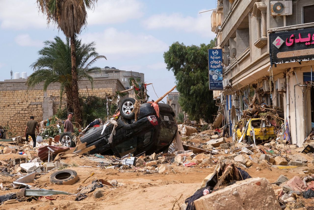 Overlevenden van de stormvloedramp in de Libische kustplaats Derna staan dinsdag tussen de ravage die de overstromingen hebben veroorzaakt.