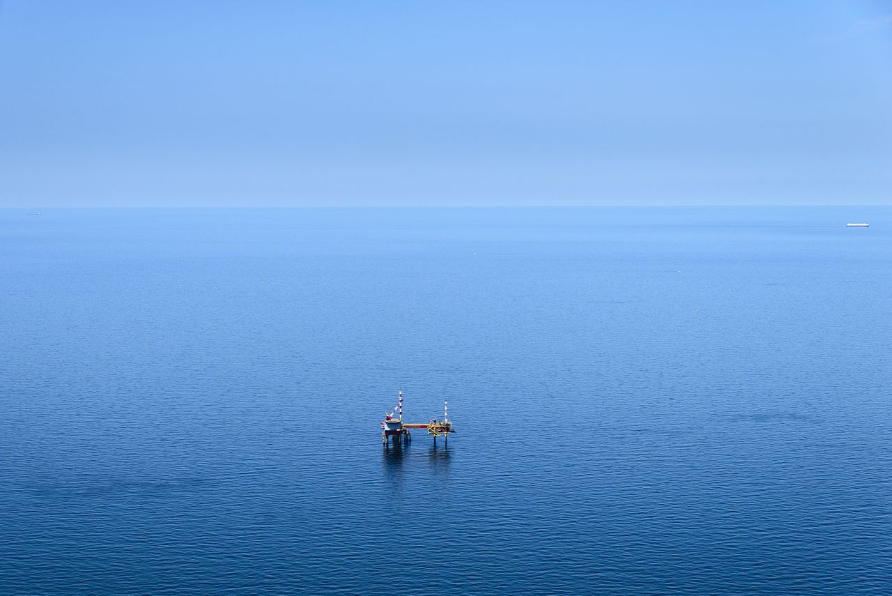 Een boorplatform van de NAM, vlakbij Ameland.