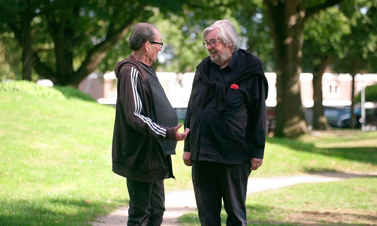 Na het overlijden van hun zus Sis gaan de broeders Van Rossem samen verder op tv in De broers Van Rossem.Beeld NTR